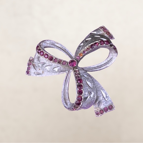 Sphinx Purple and Silver-tone Bow Brooch - Picture 2 of 3